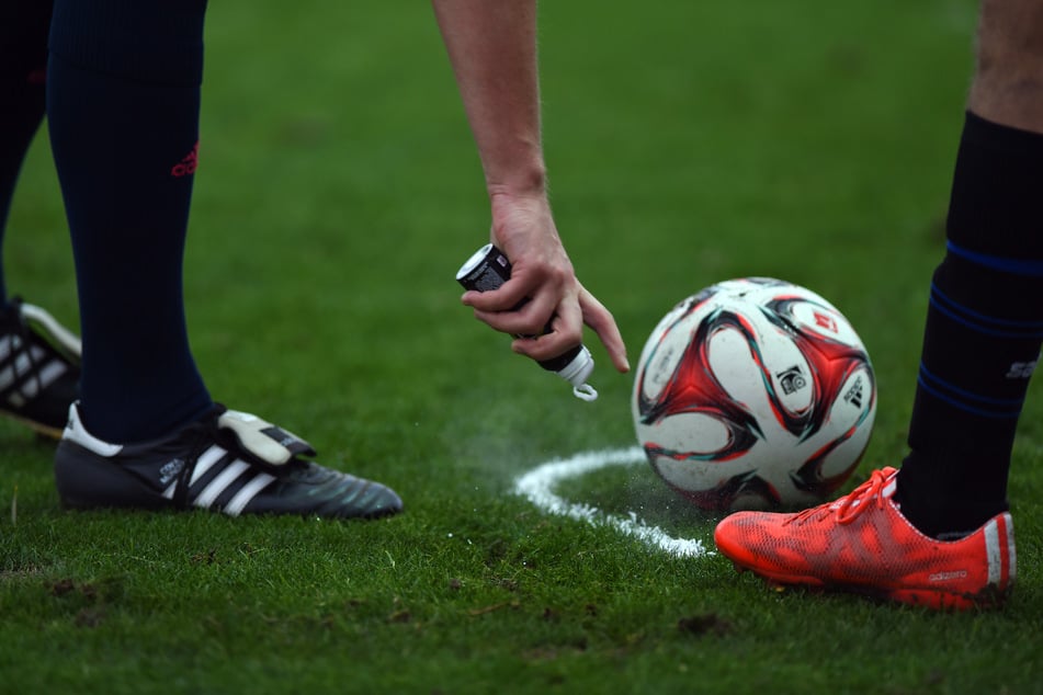 Das Freistoßspray feierte vor elf Jahren sein Debüt auf höchster Ebene und ist inzwischen jedem Fußballfan wohlbekannt.