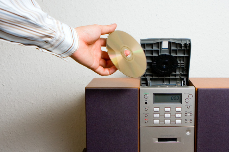 Aus Mangel an anderer Unterhaltung spielte ein Mann in Oberbayern seine eine CD in Dauerschleife ab. (Symbolbild)