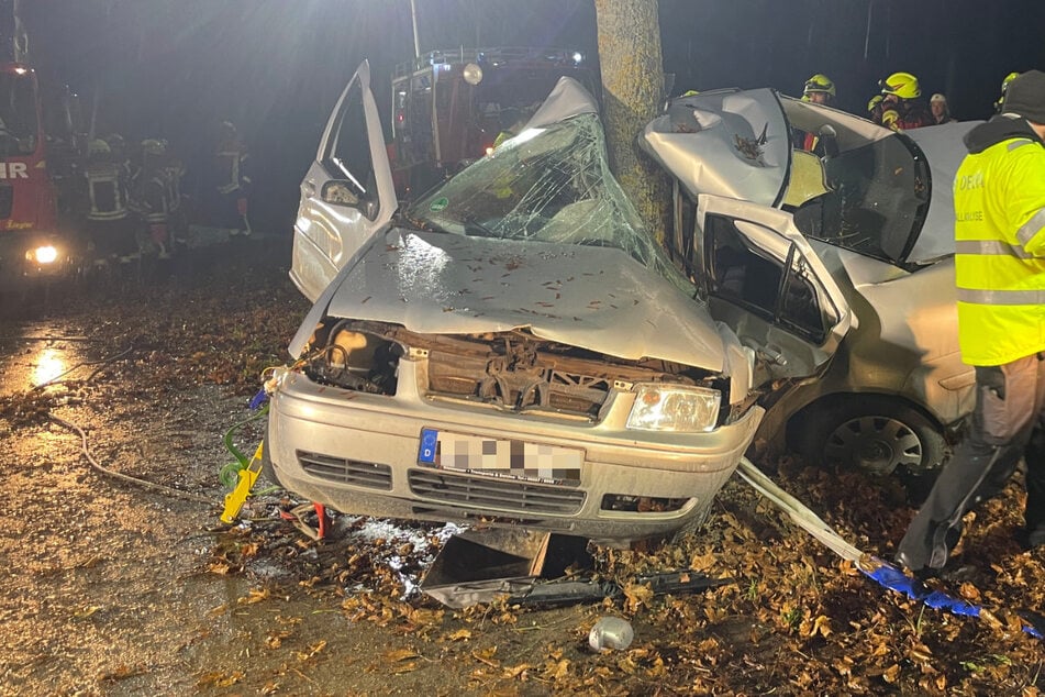 Nach Überholmanöver an Baum geprallt: Mann (†27) stirbt in Autowrack