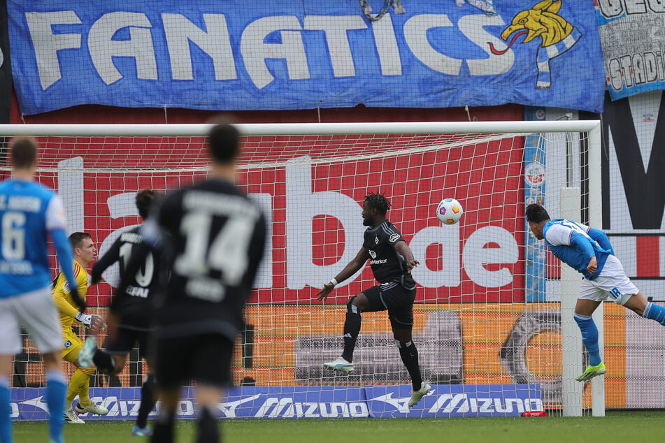 Rostocks Juan-José Perea (r.) steht nach einer Flanke von links goldrichtig und köpft aus kurzer Distanz zum 1:1 ein.