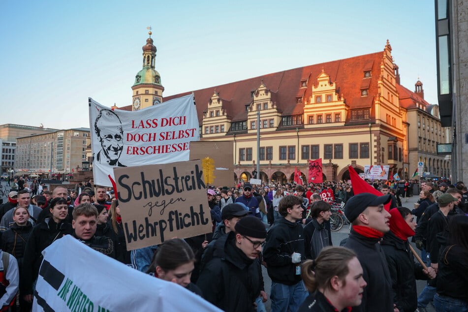 Seit einigen Monaten gehen in Leipzig und bundesweit regelmäßig Schülerinnen und Schüler gegen die Wiedereinführung der Wehrpflicht auf die Straße. (Archivbild)