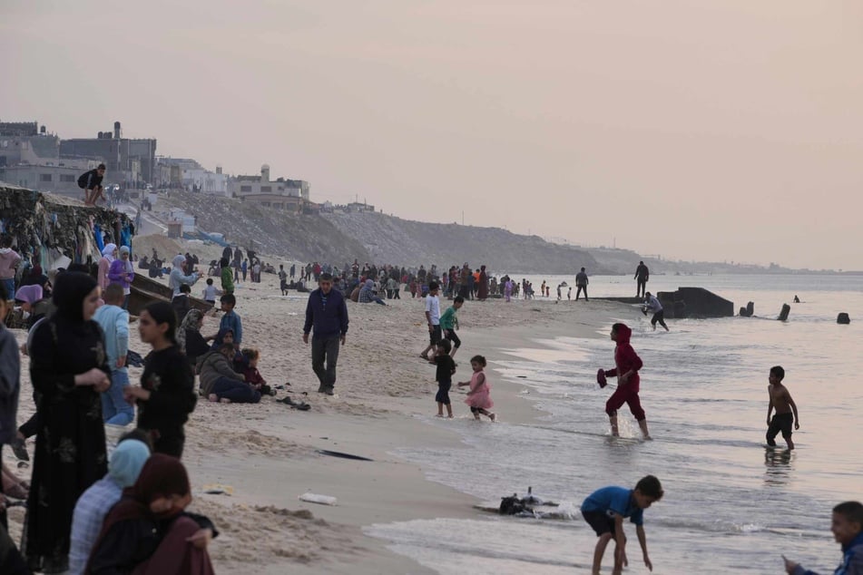 Palästinensische Gebiete, Deir al Balah: Während der Feuerpause zwischen Israel und der Hamas besuchen Palästinenser den Strand.