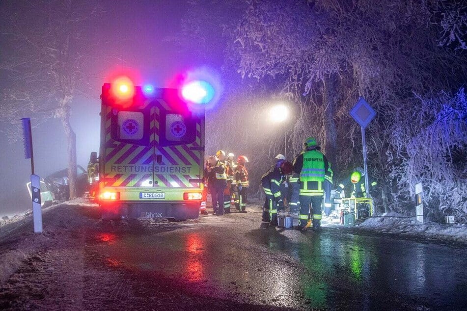 Feuerwehr und Rettungsdienst im Einsatz: Die Straße musste gesperrt werden.
