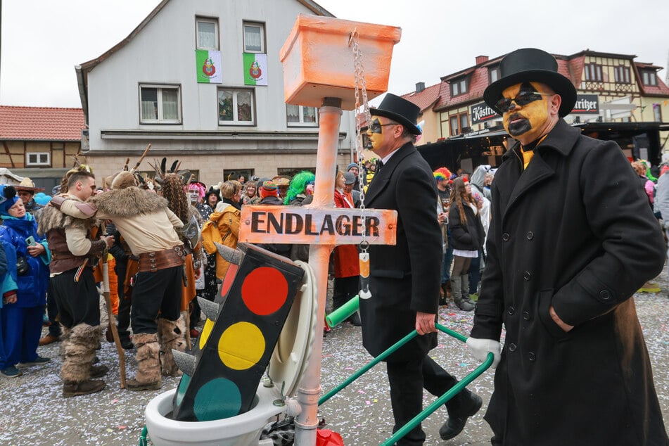 Narren nehmen beim Historischen Karnevalsumzug die Politik der Ampel auf die Schippe.