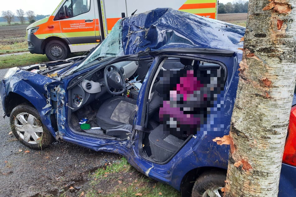 Tödlicher Unfall! 31-Jährige prallt mit Dacia gegen Baum und stirbt
