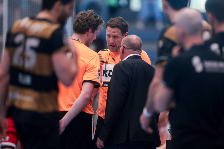 Nach Minuten der Diskussion entschieden die Unparteiischen Jens Vortmann (2.v.l.) und Nils Blümel auf Strafwurf für den HCE.