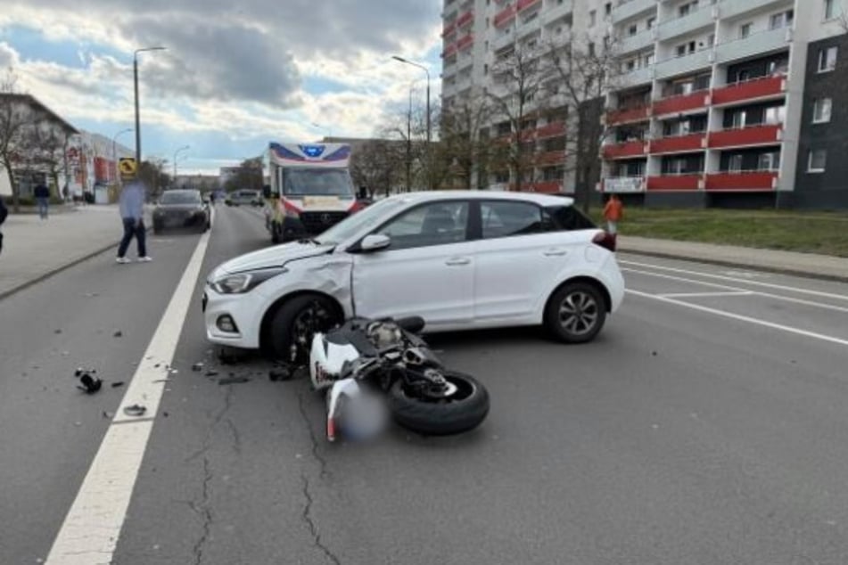 Trotz sofortiger Bremsung krachte das Motorrad in den Hyundai.