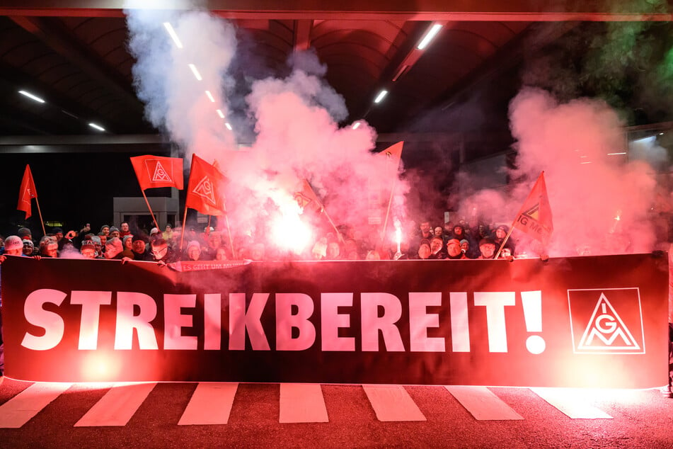 Beschäftigte von Volkswagen bekunden vor dem Werk in Zwickau zum Ende der Friedenspflicht ihre Streikbereitschaft.