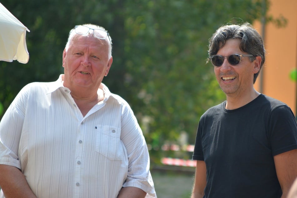 Ortsvorsteher Roland Geistert (70, l.) freut sich mit Ingenieur Dr. Frank Amey über den neuen Park.