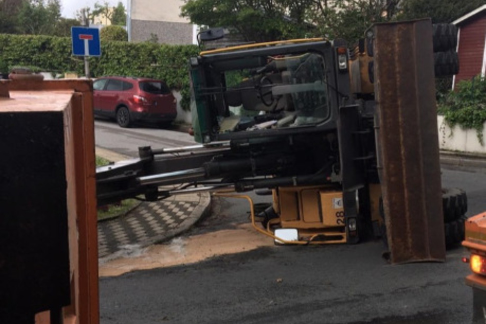 Der Bagger landete nicht auf seinen Rädern, sondern auf seiner Seite.