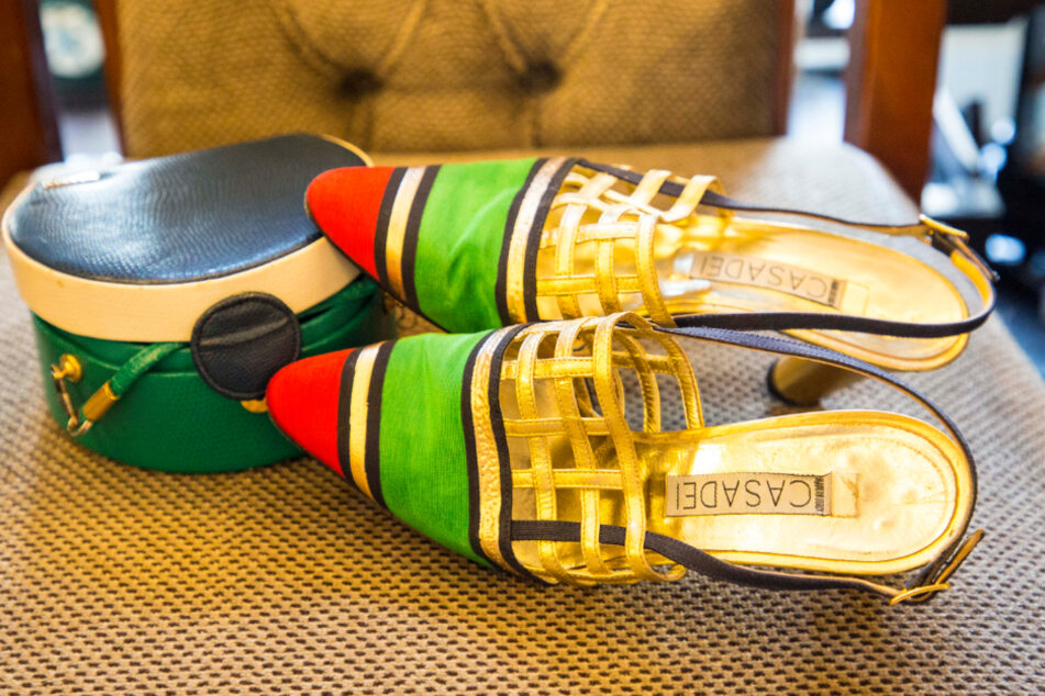 Zu den bunten Slingpumps von Casadei passt perfekt die grüne Lederhandtasche. Die meisten Schuhe der Auktion haben die Größe 38.