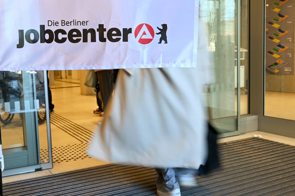 In NRW beziehen insgesamt über 326.000 Menschen entsprechende Sozialleistungen. (Symbolbild)