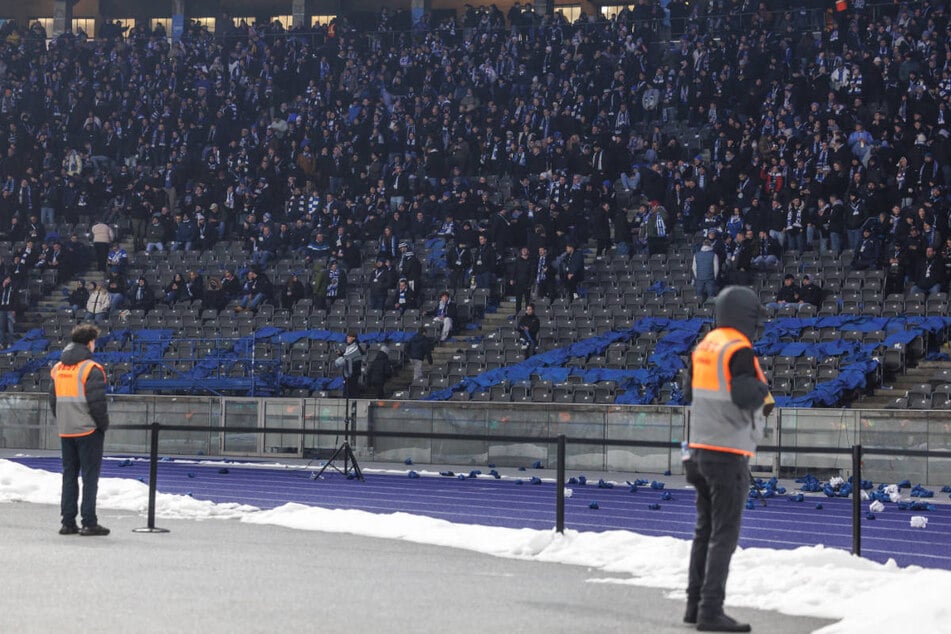 Teile der aktiven Fan-Szene verließen nach dem Vorfall am Osttor das Stadion.