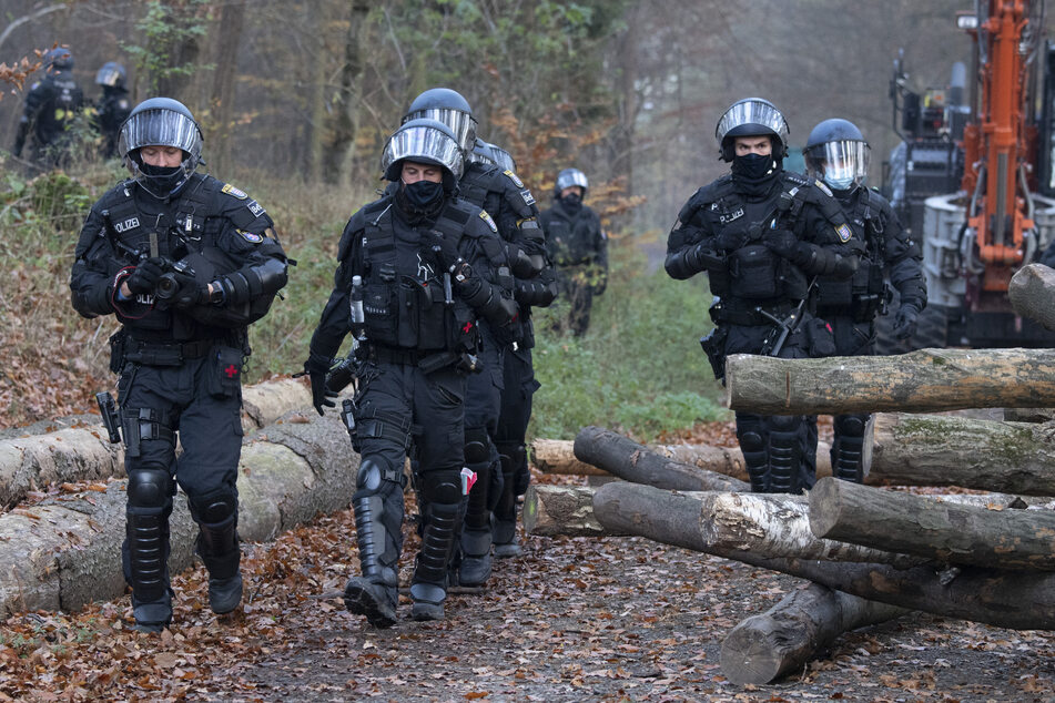Zahlreiche Polizeibeamte sind in Hessen im Einsatz.