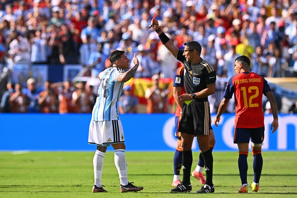 Enzo Fernandez (l.) ist kurz vor der Verlängerung vom Platz geflogen.