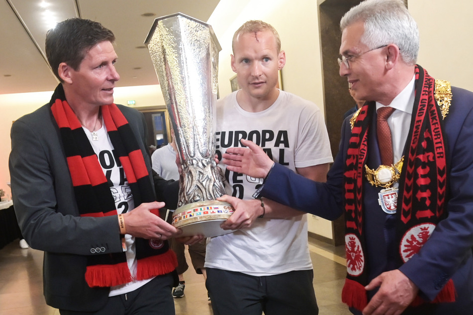 Bei der Europa-League-Siegerfeier auf dem Frankfurter Römerberg nahm Feldmann (63, r.) Eintracht-Kapitän Rode (31, M.) und Trainer Oliver Glasner (47) den Pokal aus der Hand.
