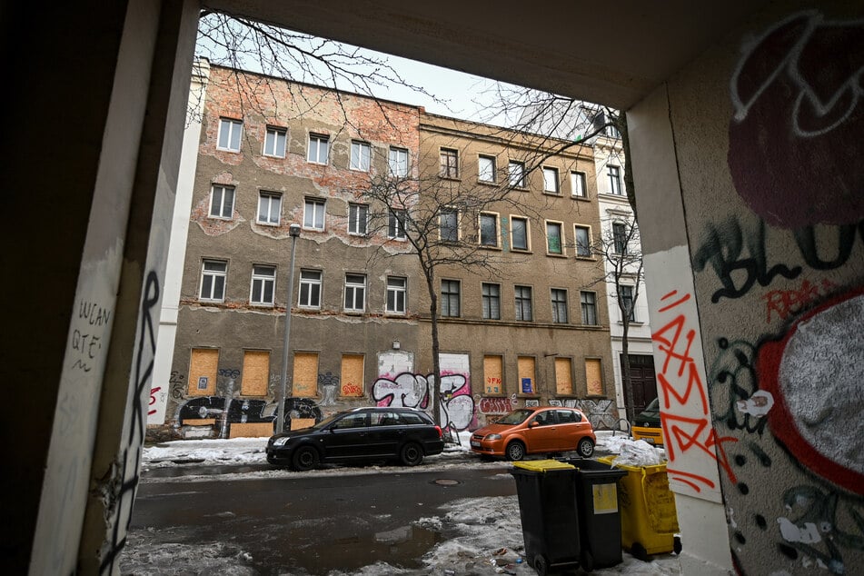 Ein Unbekannter sprühte einem 57-Jährigen am Freitag in der Ludwigstraße Farbe ins Gesicht. (Archivbild)