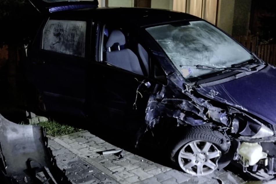 Betrunkene Frau verursacht Unfall, ihr Auto ruft die Polizei