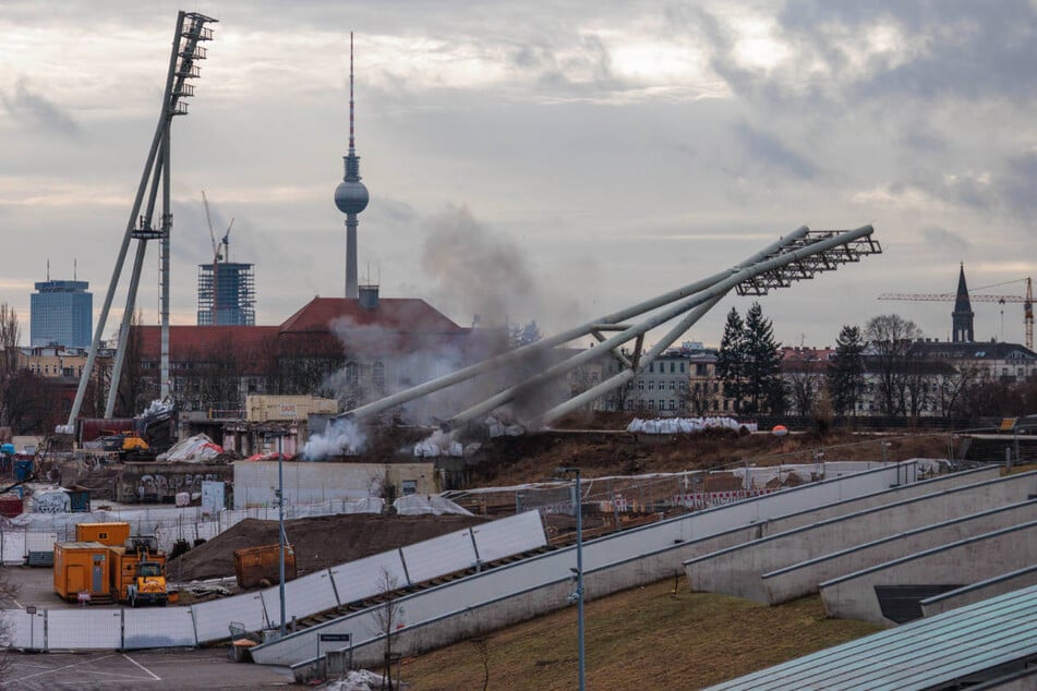 Am Donnerstag sind zwei der ursprünglich vier Flutlicht-Masten im ehemaligen Friedrich-Ludwig-Jahn-Sportpark gesprengt worden.