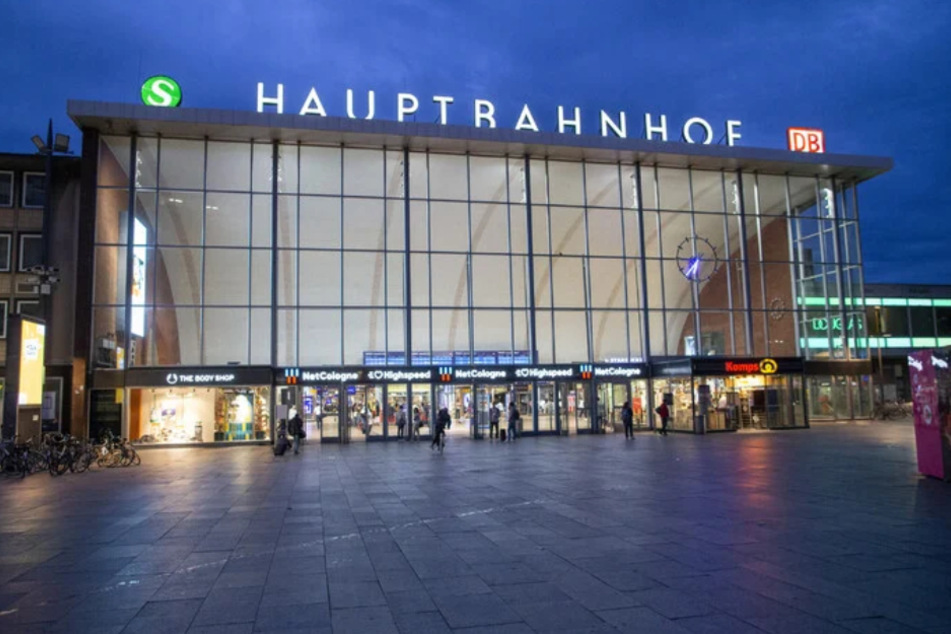 Gegen 2.30 Uhr ging der 34-Jährige am Hauptbahnhof auf den 25-Jährigen los.