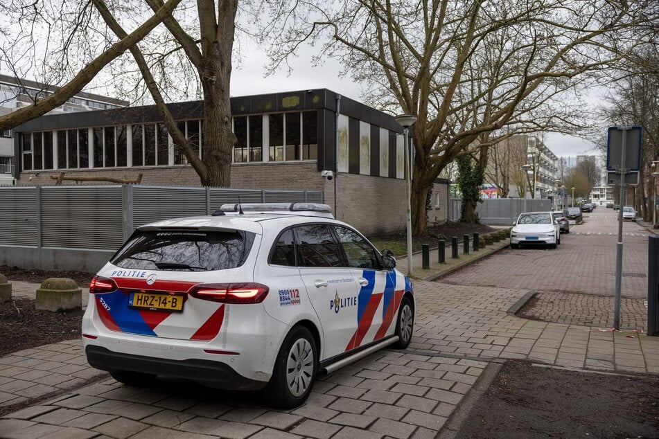 Ein Polizeiauto vor der jüdischen Schule in Amsterdam.