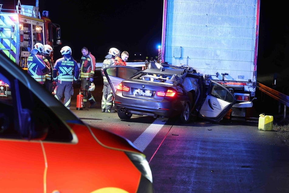 Unfall A4: BMW kracht ungebremst in Lkw: Auto verkeilt sich unter Auflieger
