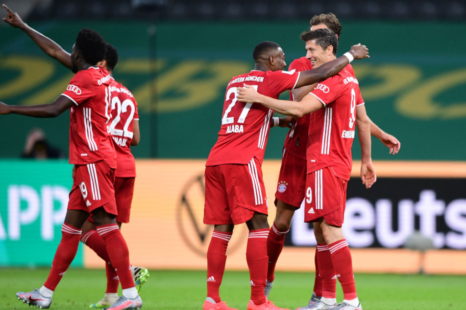 Die Bayern-Spieler jubeln nach Lewandowskis Treffer zum 3:0.
