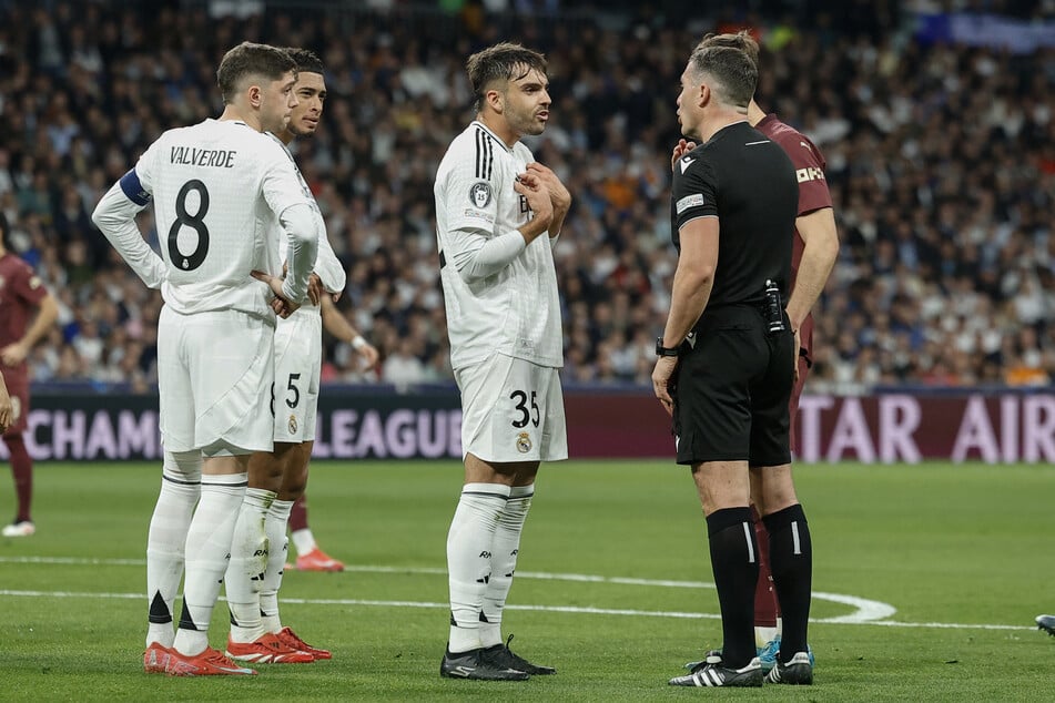 Raúl Asencio (22, M.) hat in der laufenden Saison 40 Pflichtspiele für die Königlichen absolviert.