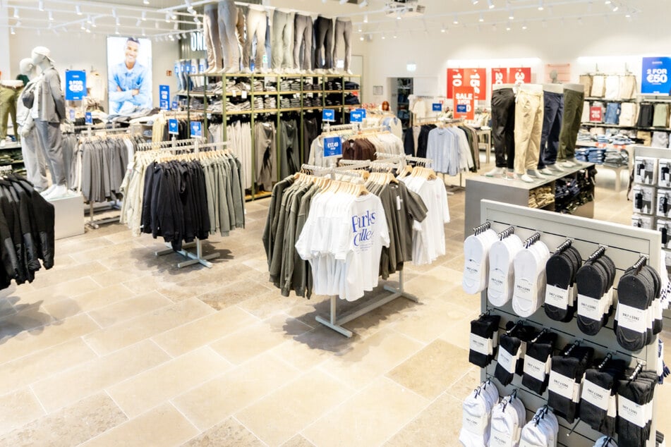 In den Marken-Outlets Schwarzheide-Mitte sind viele Artikel dauerhaft stark reduziert, einige sogar bis zu 70 Prozent.