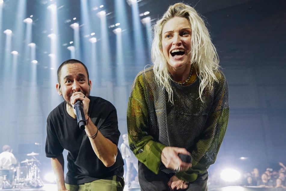 Linkin Park spielen am Sonntag mit ihrer neuen Frontfrau Emily Armstrong (38, r.) in Hamburg.