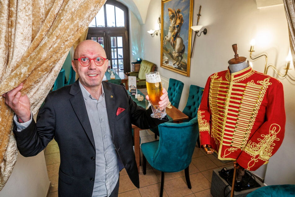 Wirt Olaf Ruhs (59) hat für die Deko eine schicke Uniform aufgetrieben, die an Napoleons Zeiten erinnert.