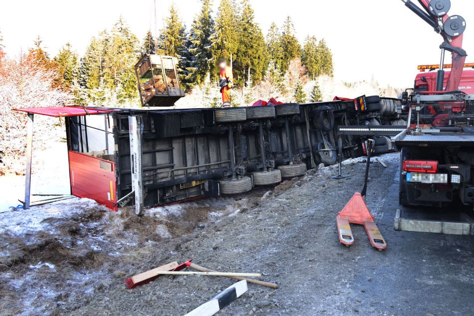 Der Laster kippte in der Nacht auf der glatten B174 um.