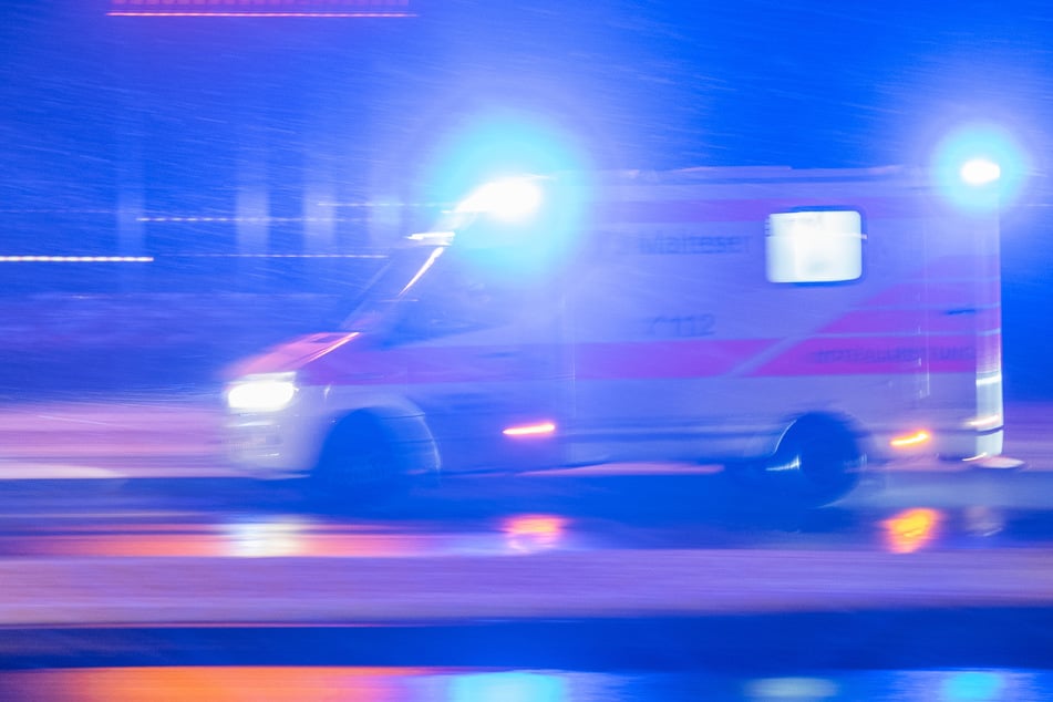 Doppeltes Unfall-Pech: Mann von zwei Autos angefahren und schwer verletzt