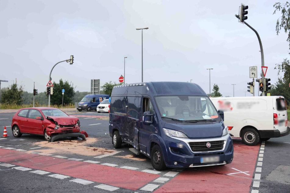 Ein roter VW sowie ein blauer und ein weißer Transporter waren in den Unfall involviert.