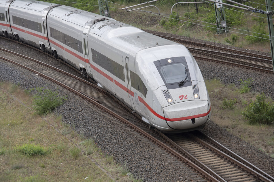 Ein Zug der Deutschen Bahn strandete am Dienstag in Berlin. (Symbolbild)