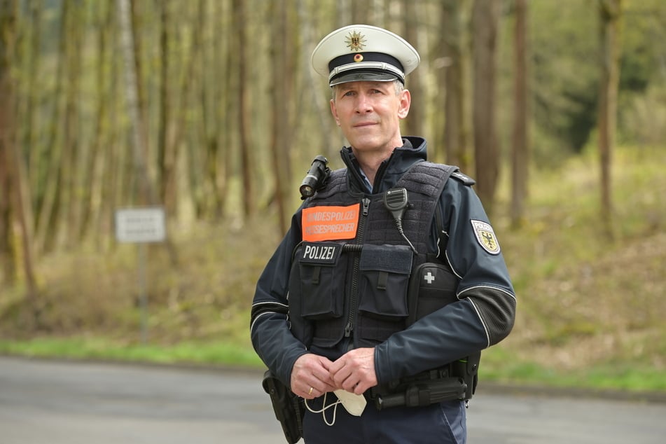 Bundespolizeisprecher Eckhard Fiedler (53) sagt: "Wir können nicht jeden Haltepunkt bewachen."