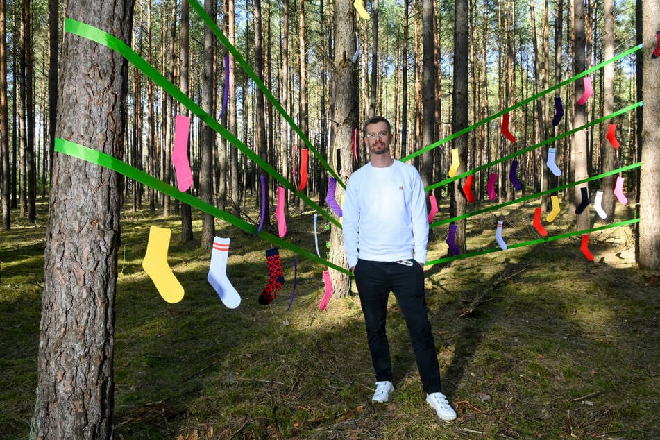 Der Entertainer und Unternehmer Joko Winterscheidt (42) steht beim Launch des neuen nachhaltigen Socken-Labels Cheerio in einem Wald bei Mirow im Landkreis Mecklenburgische Seenplatte.