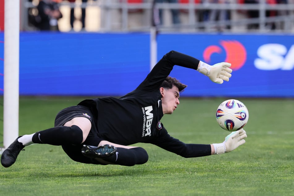 Aue-Keeper Louis Lord musste dreimal hinter sich greifen.