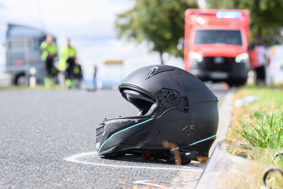Bei einem Unfall in Rosenheim wurde ein Motorradfahrer schwer verletzt. (Symbolbild)