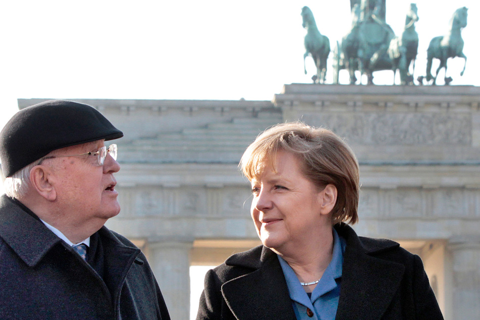 Angela Merkel (68, CDU) und Michail Gorbatschow (†91) im Jahr 2011 vor dem Brandenburger Tor.