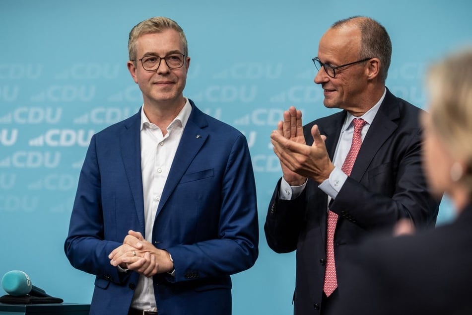 Bundeskanzler Friedrich Merz (70, CD)U, r.) statt der CDU-Parteizentrale in Berlin einen Besuch ab und unterstützt Stefan Evers (46).