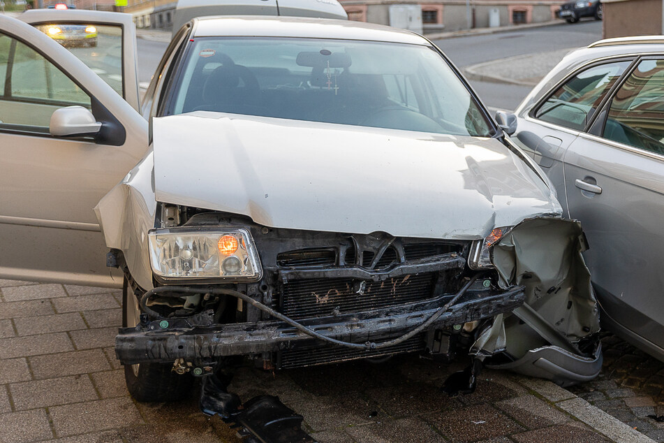 Der VW krachte in ein geparktes Auto und musste später abgeschleppt werden.