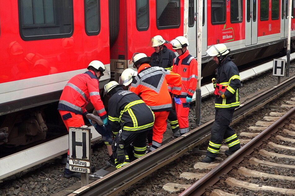 Einsatzkräfte der Feuerwehr befreiten den eingeklemmten 24-Jährigen am S-Bahnhof Neugraben.