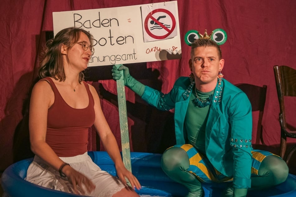 Baden verboten! Ein Froschkönig, der keine Prinzessinnen mag und lieber allein im Teich planscht - witziges Weihnachtstheater der Leipziger Eumeniden.