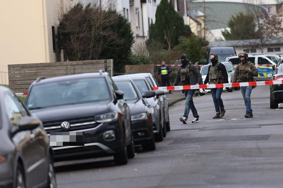 Bewaffnete Person in Mehrfamilienhaus? Großeinsatz in Leverkusen