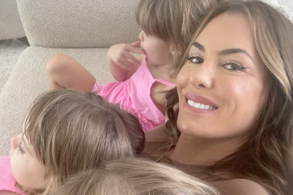 Anna-Maria sieht, wie gut es den Drillingen tut, sich zu haben.