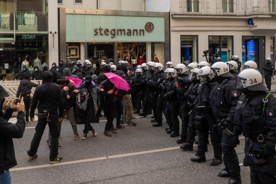 Die Einsatzkräfte der Polizei lösten die nicht angemeldete Gegendemonstration auf.