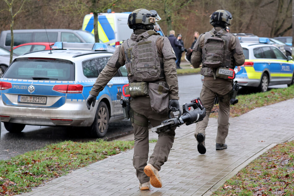 Die Spezialkräfte der Polizei Mecklenburg-Vorpommern fahren schweres Geschütz vor dem Zugriff auf dem Kirchengelände auf.