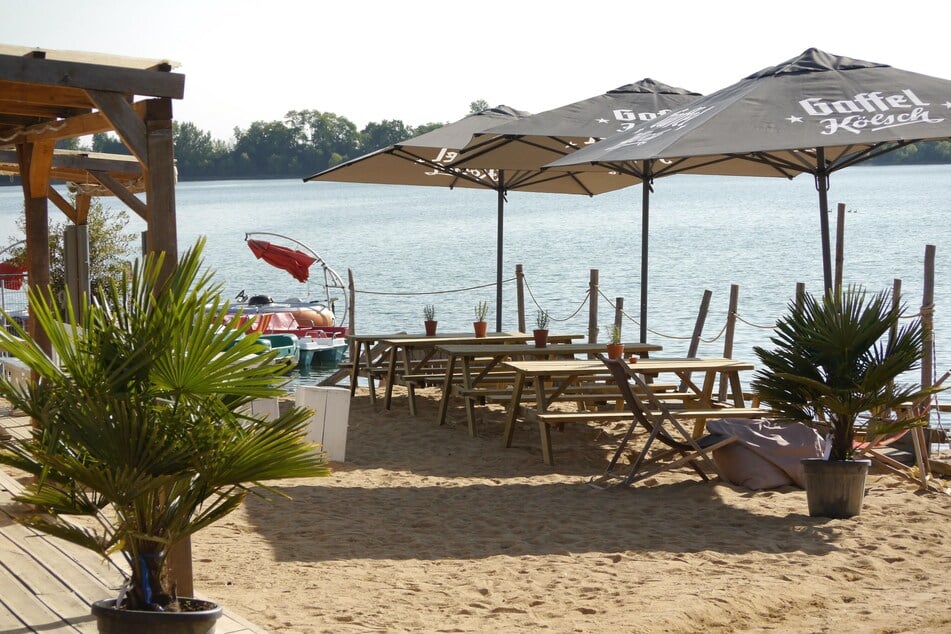 Mit Blick auf den See können Gäste des Seeparks im exklusiven Strandbereich entspannen.