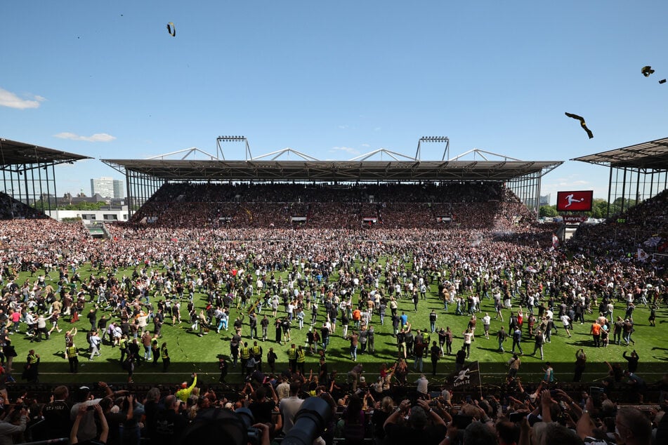 Aufstiegsparty im Millerntor-Stadion: Unmittelbar nach dem Abpfiff stürmten die St.-Pauli-Fans den Rasen.